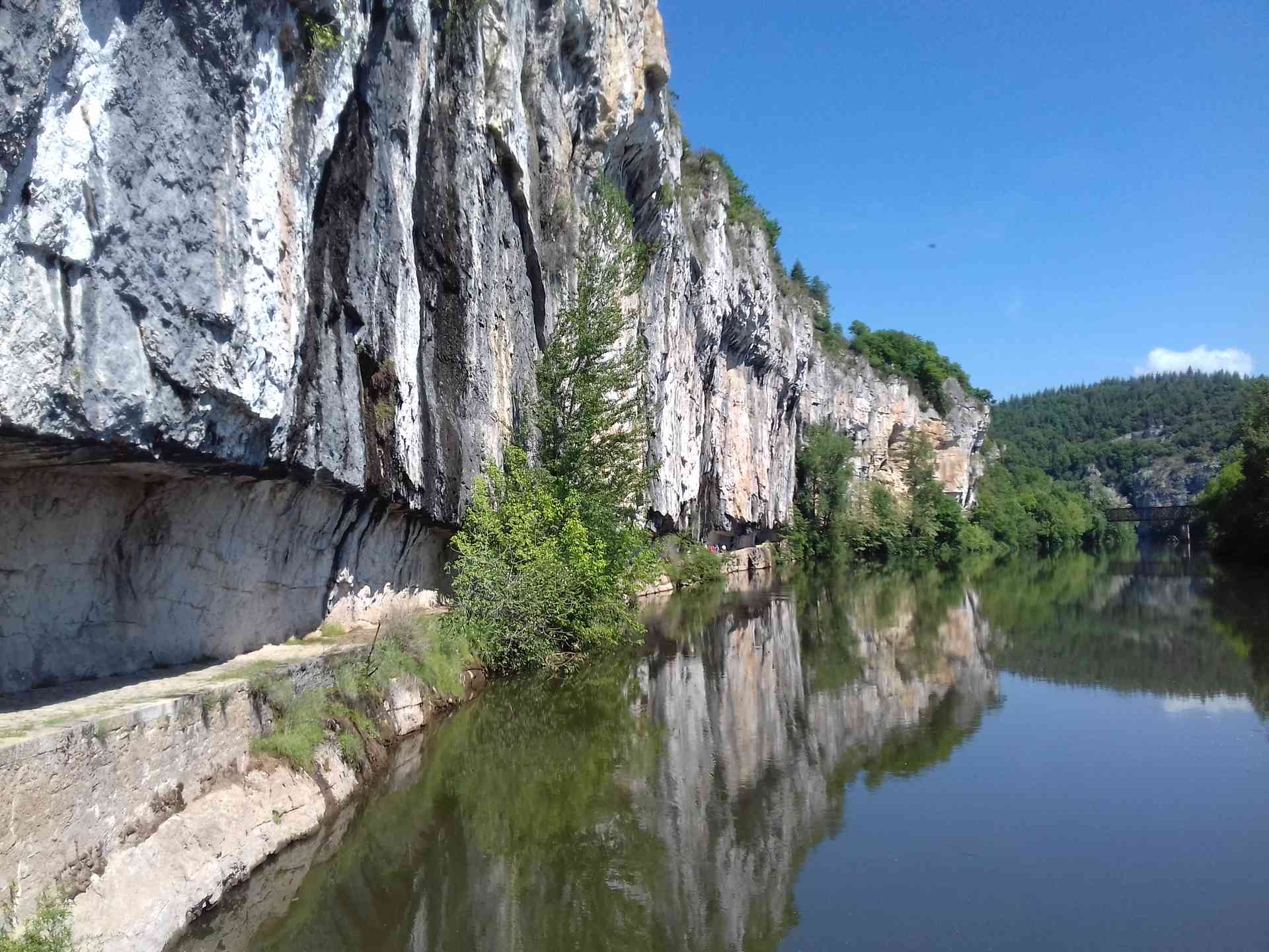 Chemin de halage de retour de Saint-Cirq Lapopie Chemin taillé dans la falaise le long du Lot