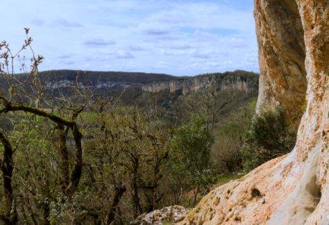 Paysage de falaises, vallée et causses du Quercy