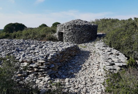 Capitelles et bâti en pierres sèches dans la garrigue